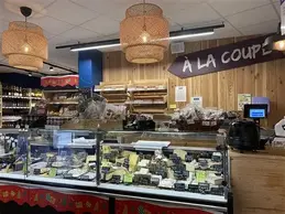 435-biocoop-cagnes-sur-mer-magasin-bio-service-traditionnel-fromage-coupe.webp
